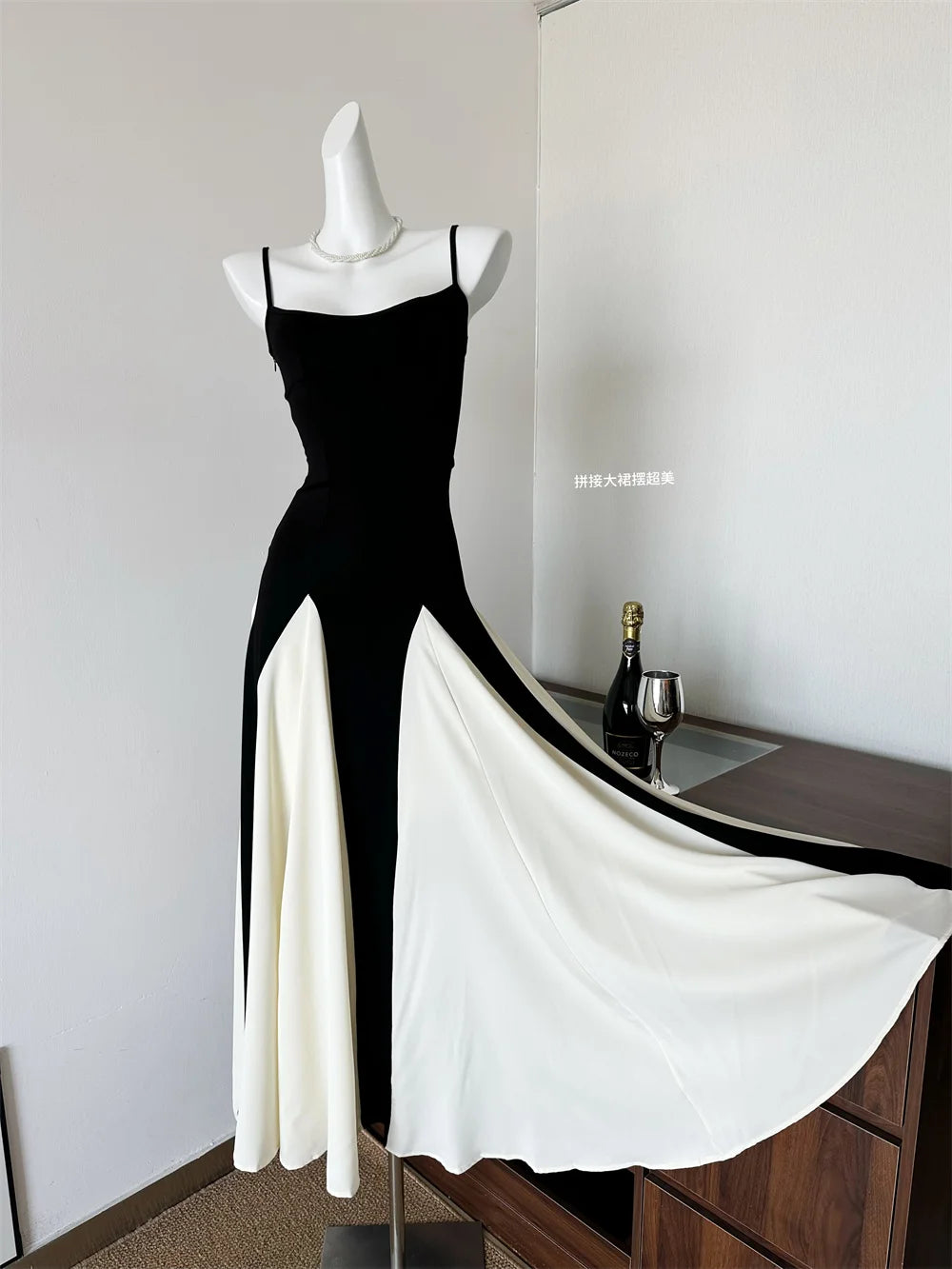 2025 Women Fashion Pleated Ruffle Hem Lace Dresses Sexy Bustier Backless Halter A-Line Dresses Sexy Lady Maxi Beach Party Gowns