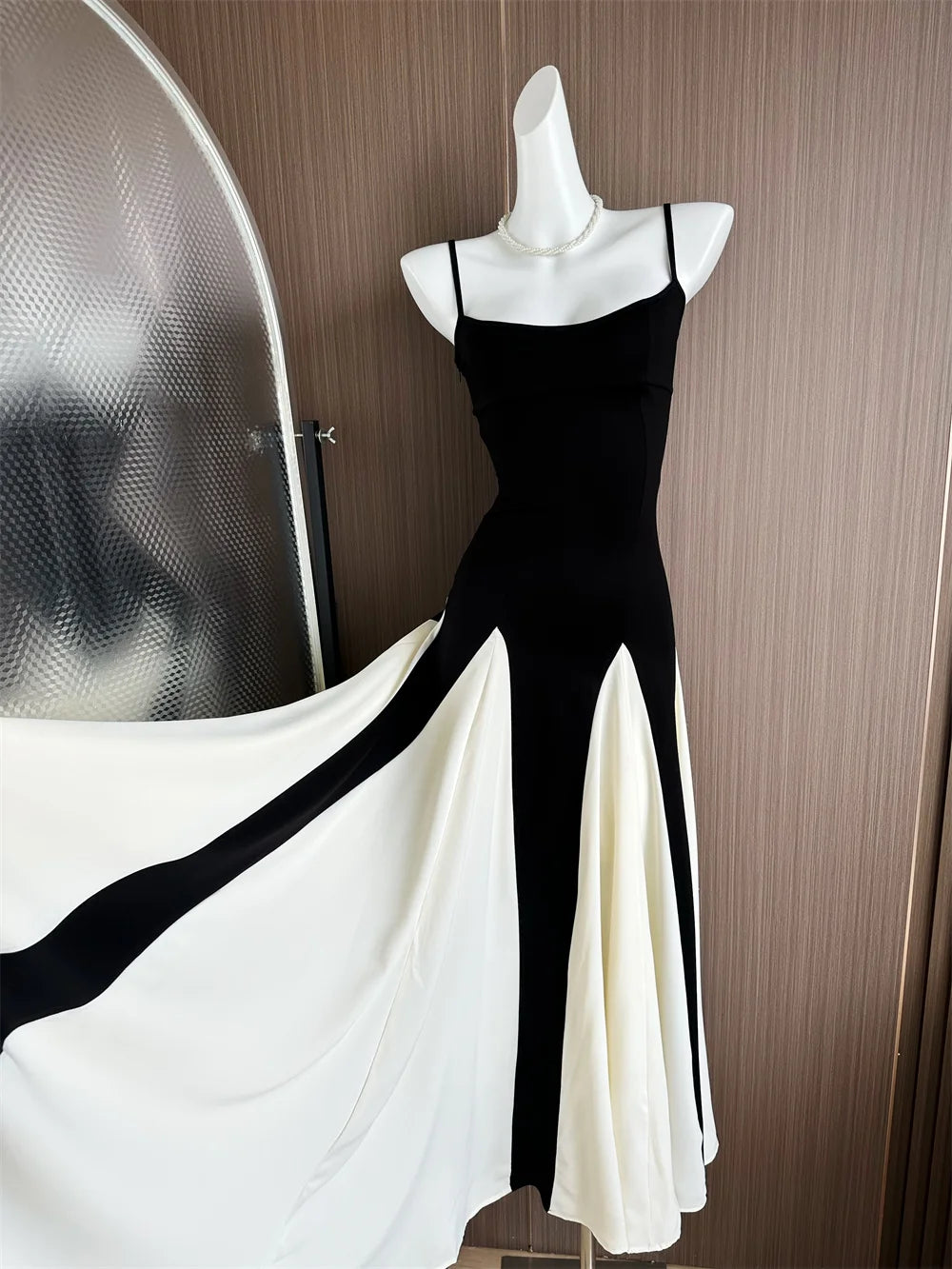 2025 Women Fashion Pleated Ruffle Hem Lace Dresses Sexy Bustier Backless Halter A-Line Dresses Sexy Lady Maxi Beach Party Gowns