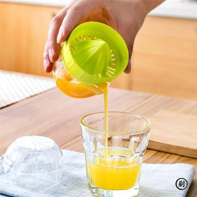 Lemon Squeezer With Lid Plastic Manual Lemon Juicer Orange Press Cup Citrus Squeezer with Pour Spout Fruit Tools