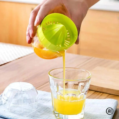 Lemon Squeezer With Lid Plastic Manual Lemon Juicer Orange Press Cup Citrus Squeezer with Pour Spout Fruit Tools